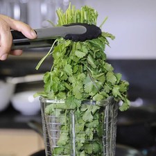 Colocar en el vaso de la licuadora el manojo de cilantro, diente de ajo. S 12702 1475616147