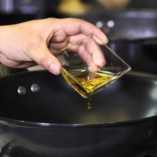 Calentar las dos cucharadas de aceite en el sartén. S 12704 1475615336