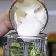 Agregar el chile serrano, la crema y licuar bien hasta obtener una mezcla homogénea. S 12705 1475615067