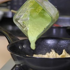 Añadir la salsa, sazonar con pimienta, sal y cocer unos minutos más. S 12712 1475614681