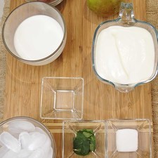 Ingredientes para receta 1 pieza de pera 2 tazas de yogur natural 1 taza de leche de vaca 1/2 taza de frambuesas 1 cucharada de azúcar blanca 1 cucharita de esencia de vainilla hielo al gusto hoja de menta al gusto desinfectante de verduras al gusto