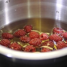 Remojar las frambuesas en un tazón con agua y unas gotas de desinfectante.