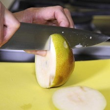 Cortar la pera en trozos y descartar las semillas.