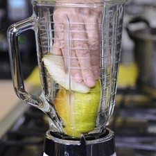 Colocar en el vaso de la licuadora la pera.