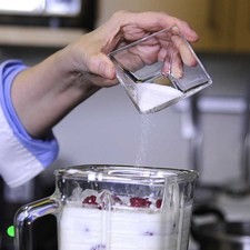 Añadir el azúcar y esencia de vainilla, moler un minuto.
