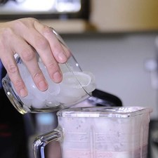 Añadir el hielo y licuar unos segundos más.