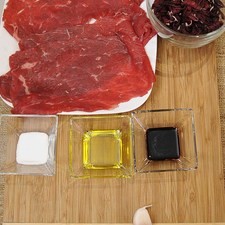 Ingredientes para receta 3 piezas de milanesa de res 1 taza de flor de jamaica 1 cucharada de azúcar blanca 1 cucharada de vinagre balsámico sal al gusto pimienta negra molida al gusto 2 cucharadas de aceite de oliva 1 diente de ajo S 12724 1475615145