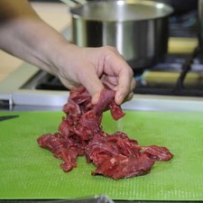 Salpimentar las tiras de milanesa por todas partes. S 12726 1475616084