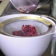 Escurrir, reservar el líquido para preparar agua de jamaica y picar finamente las flores. S 12729 1475616065