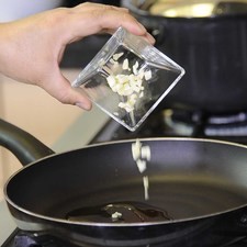 Calentar las dos cucharadas de aceite en un sartén y sofreír el ajo picado un par de minutos. S 12730 1475616232