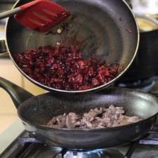 Añadir las flores de Jamaica guisadas a las fajitas, revolver bien y rectificar la sazón. S 12733 1475615865