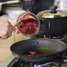 Sofreír en un sartén las tiras de milanesa y cocer durante unos minutos hasta que ya no se vean rojas. S 12736 1475615439