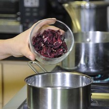 Hervir las flores de Jamaica en una olla honda con suficiente agua durante 15 minutos. S 12737 1475614905
