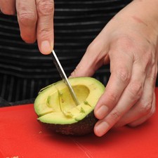 Cortar el aguacate a la mitad y cortar en cubos pequeños.