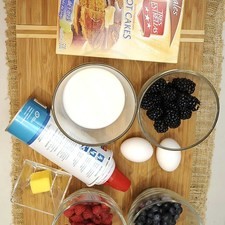 Ingredientes para waffles 2 tazas de harina preparada para hot cakes integrales tres estrellas Nuevo 1 1/2 tazas de leche de vaca 2 piezas de huevo 2 cucharadas de mantequilla Ingredientes para decorar 1 taza de crema batida Help 1 taza de zarzamora miel de maple al gusto Help 1 taza de frambuesas 1 taza de mora azul