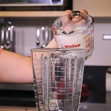 Agregar la leche en el vaso de la licuadora.