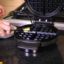 Calentar la wafflera con un poco de mantequilla.