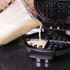 Agregar un poco de la pasta y dejar cocer por ambos lados.