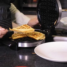 Servir el waffle en un plato.