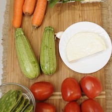 Ingredientes para receta 8 piezas de penca de nopal 1 diente de ajo 6 hojas de albahaca fresca 6 piezas de jitomate guaje hielo al gusto 250 gramos de queso panela aceite de oliva al gusto sal al gusto pimienta negra molida al gusto 3 piezas de zanahoria 2 piezas de calabacita italiana 2 cucharadas de queso parmesano rallado