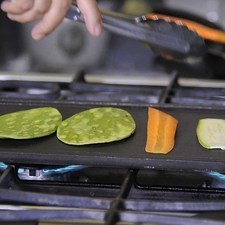 Asar sobre al comal las pencas de nopal, rebanadas de calabacita y zanahoria unos minutos por cada lado.