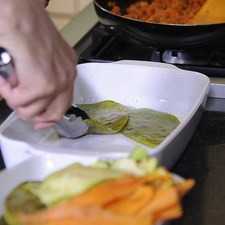 Para armar la lasaña: en un refractario adecuado para horno intercalra las pencas de nopal y agregar la salsa de jitomate.