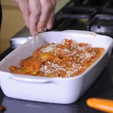 Espolvorear con queso parmesano encima y hornear a 350° F (180 ° C) durante 35 o 40 minutos.