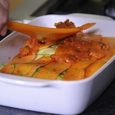 Agregar el queso panela en rebanadas, repetir esto dos capas.