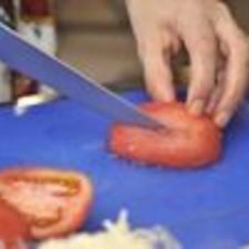 Picar la pulpa del jitomate en trocitos pequeños.