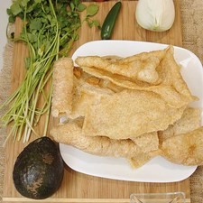 Ingredientes para receta 4 piezas de jitomate guaje 1/4 pieza de cebolla blanca 1 pieza de chile serrano 200 gramos de chicharrón de puerco 1 pieza de aguacate 1 cucharada de jugo de limón sal al gusto 1/4 manojo de cilantro