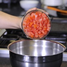 Colocar en un tazón el jitomate picado.