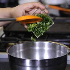 Añadir el chile, cilantro finamente picados, mezclar y sazonar con sal.