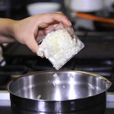 Agregar la cebolla picada.