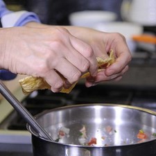 Agregar el chicharrón troceando con las manos.