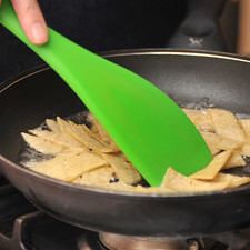 Calentar el aceite en una sartén y cuando esté muy caliente freír las tortillas como para sopa azteca y reservar.