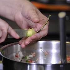Agregar el aguacate en cubos pequeños.