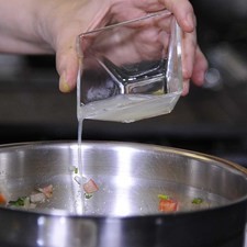 Agregar el jugo de limón y mezclar.