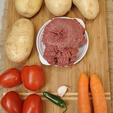 Ingredientes para receta 4 piezas de papa blanca 4 piezas de jitomate guaje 1 pieza de chile serrano 2 piezas de zanahoria sal al gusto pimienta negra molida al gusto 400 gramos de carne molida de res 1/4 pieza de cebolla blanca 1 diente de ajo 1/4 cucharita de comino en polvo 1/4 pieza de cebolla blanca 1 diente de ajo 1/4 cucharita de comino en polvo