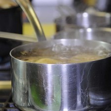 Cocer las papas en una olla honda con agua y un poquito de sal durante 15 minutos o hasta que estén al dente.