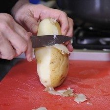 Escurrir y pelar cada papa.