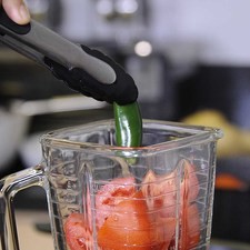 Colocar en el vaso de la licuadora los jitomates cortados en cuartos, el chile serrano y diente de ajo, moler bien.