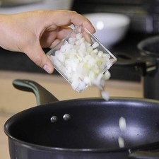 Calentar el aceite de oliva en el sartén y sofreír la cebolla un par de minutos.