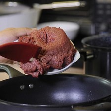 Agregar la carne molida y continuar cociendo hasta que cambie de color.