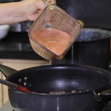 Añadir la salsa molida al sárten.