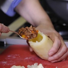 Rellenar cada papa con un poco de picadillo.