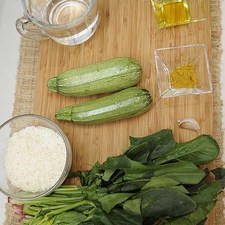 Ingredientes para receta 1 manojo de espinaca 2 piezas de calabacita italiana 2 cucharitas de curry en polvo 1 diente de ajo 1 cucharada de aceite de oliva sal al gusto 1 taza de arroz 2 tazas de agua