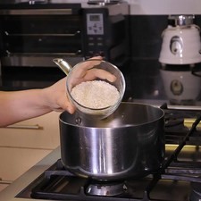 Añadir el arroz en una olla honda, agregar agua y poner a hervir.