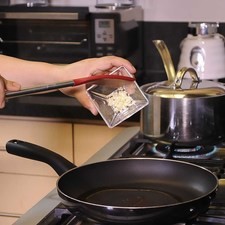 Calentar la cucharada de aceite y sofreír el diente de ajo picado durante un par de minutos.