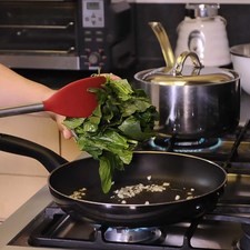 Añadir las espinacas, sazonar con un poquito de sal y cocer unos minutos más.