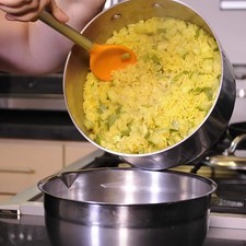Colocar el arroz cocido en un tazón.